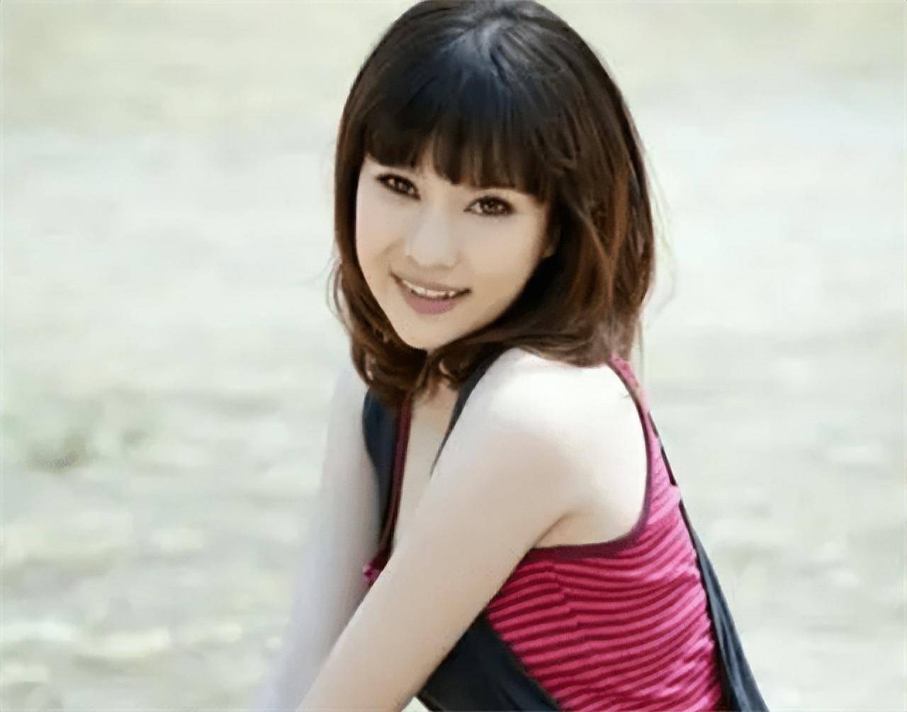 侯耀文后婚内出轨现55岁与女儿像姐妹新利娱乐女演员袁茵现状：嫁大20岁(图1)