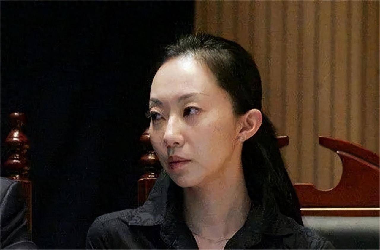 侯耀文后婚内出轨现55岁与女儿像姐妹新利娱乐女演员袁茵现状：嫁大20岁(图2)