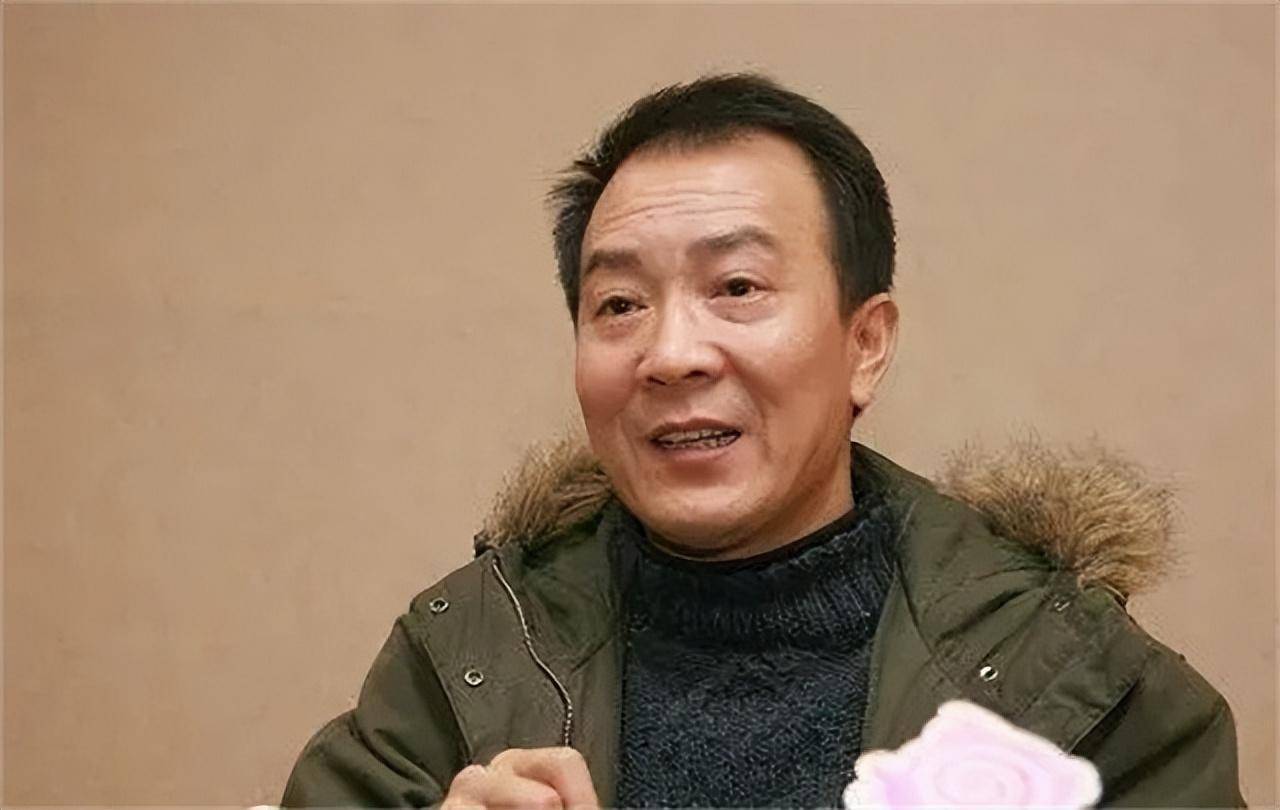 侯耀文后婚内出轨现55岁与女儿像姐妹新利娱乐女演员袁茵现状：嫁大20岁(图4)