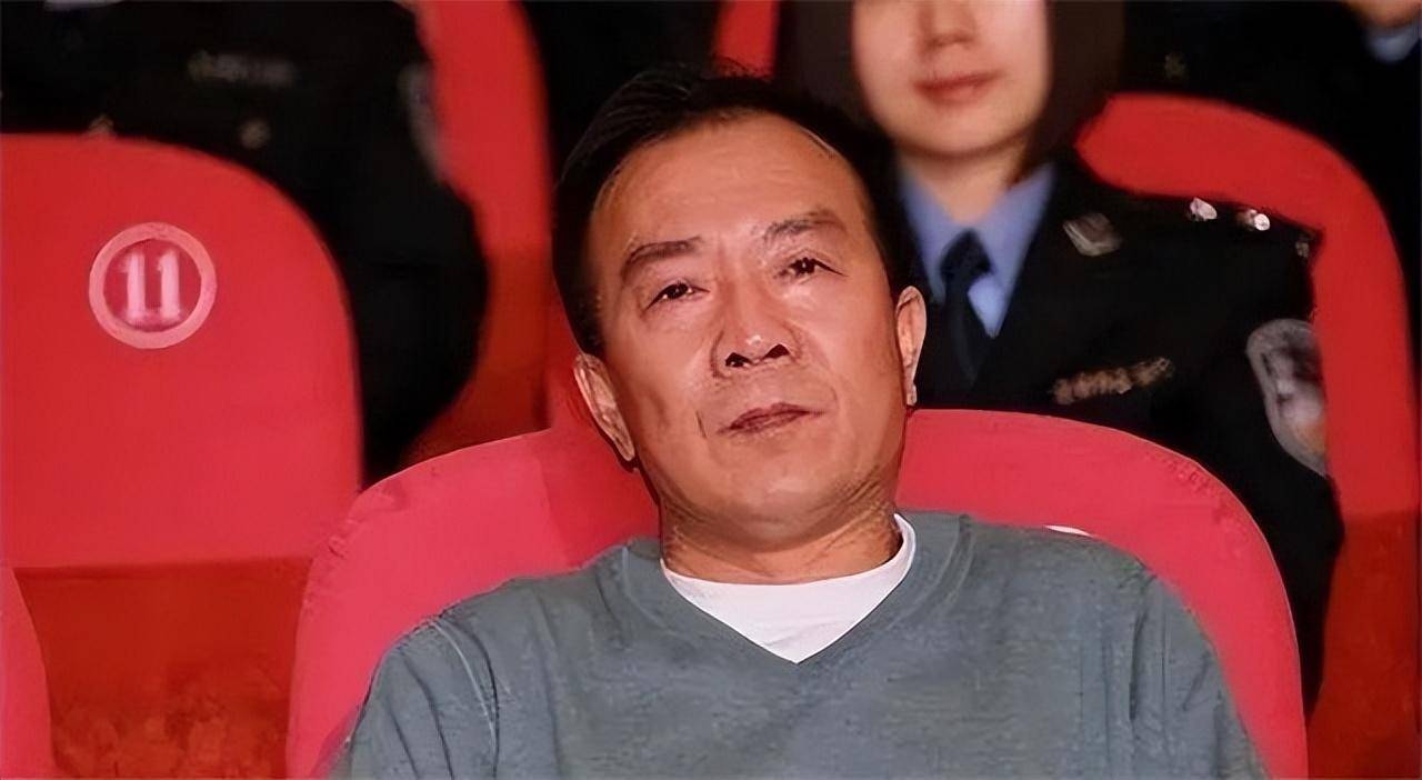 侯耀文后婚内出轨现55岁与女儿像姐妹新利娱乐女演员袁茵现状：嫁大20岁(图7)