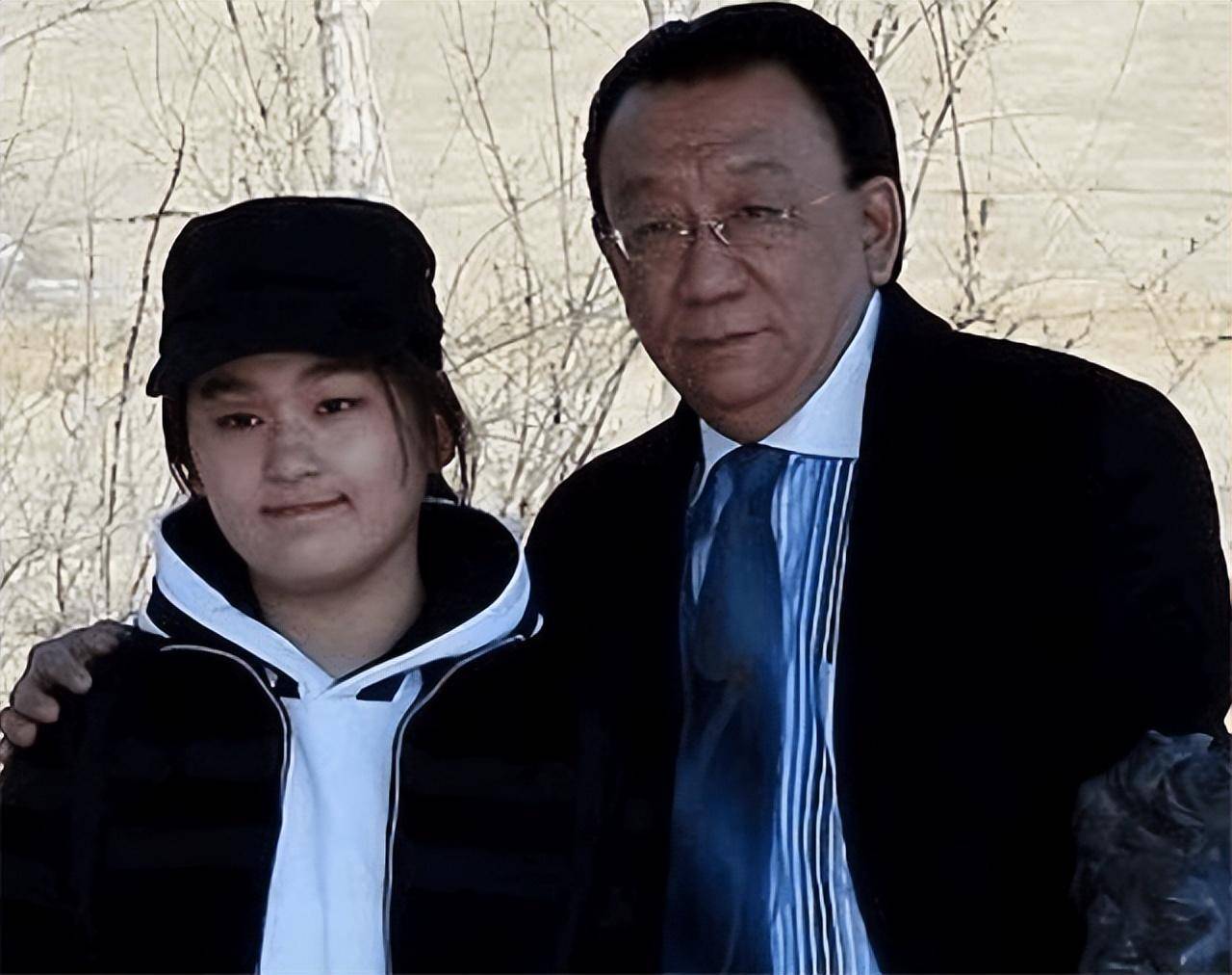 侯耀文后婚内出轨现55岁与女儿像姐妹新利娱乐女演员袁茵现状：嫁大20岁(图14)